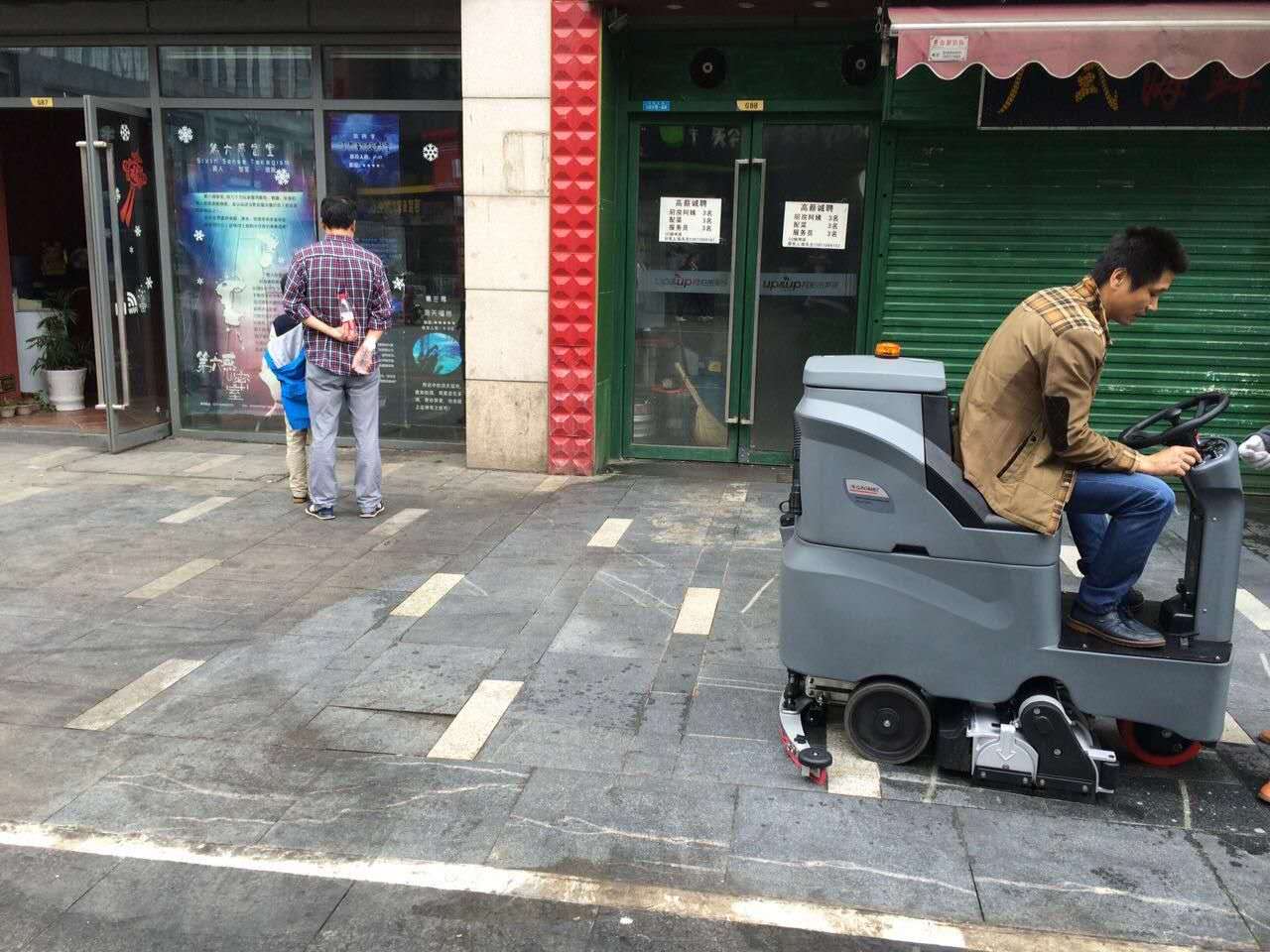 駕駛式洗地機的電瓶多長時間更換一次，大約多少錢？