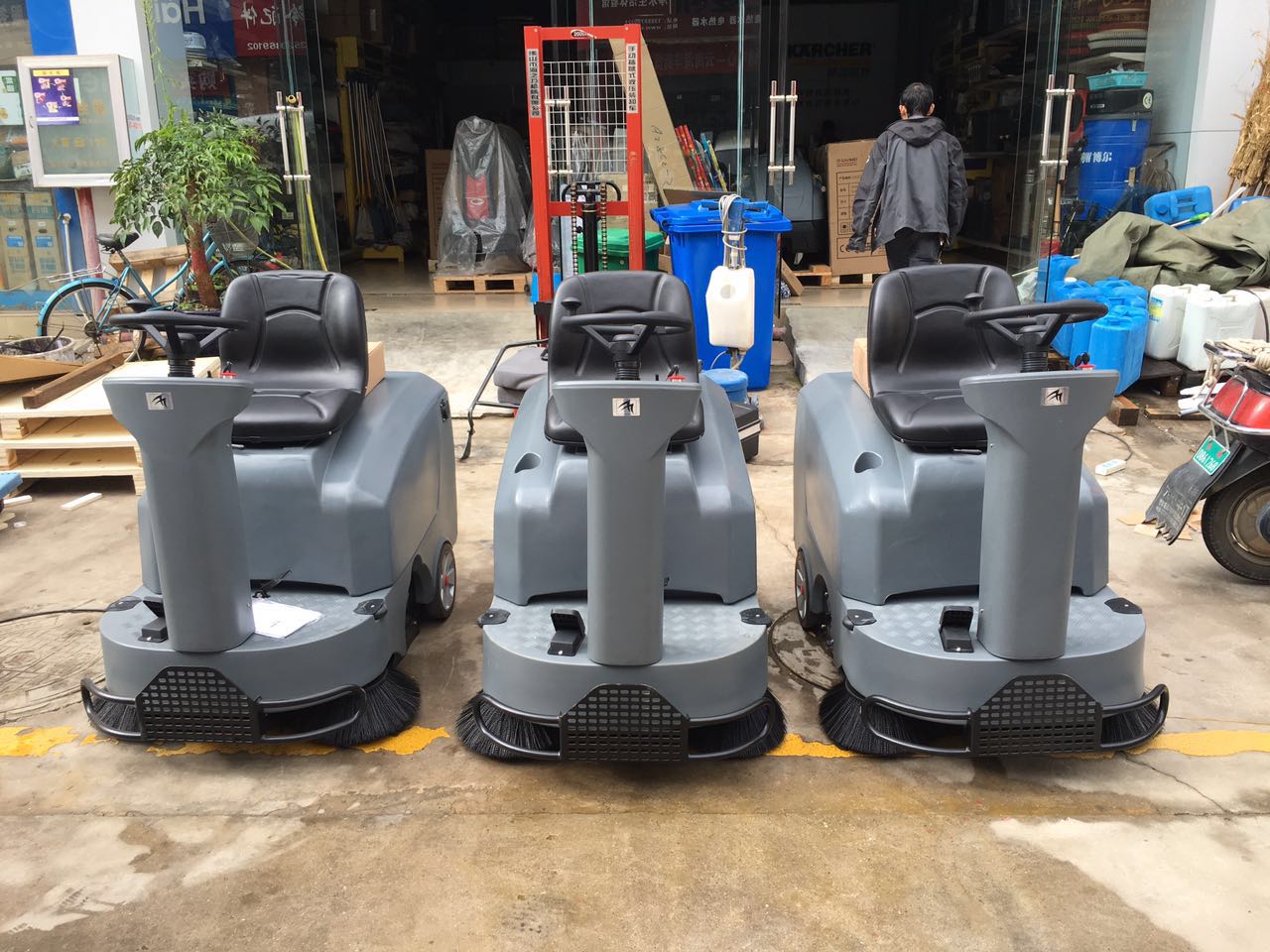 大型食品工廠車間廠區清掃就用駕駛式掃地機