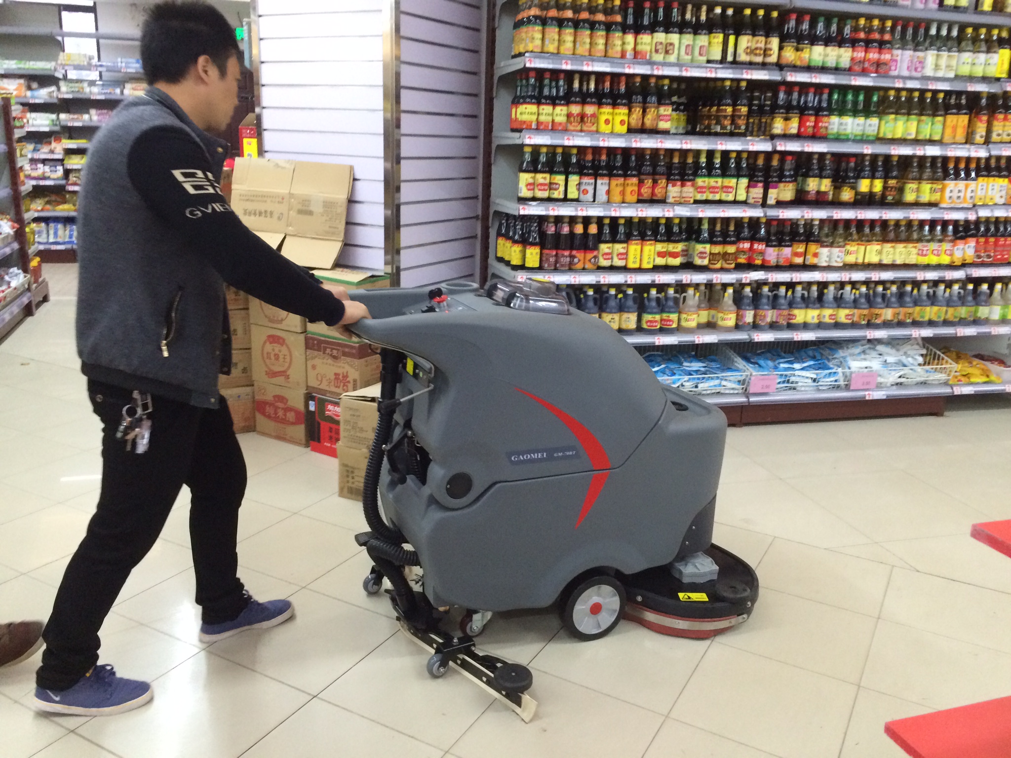 酒店，商場，超市該如何選擇手推式洗地機？