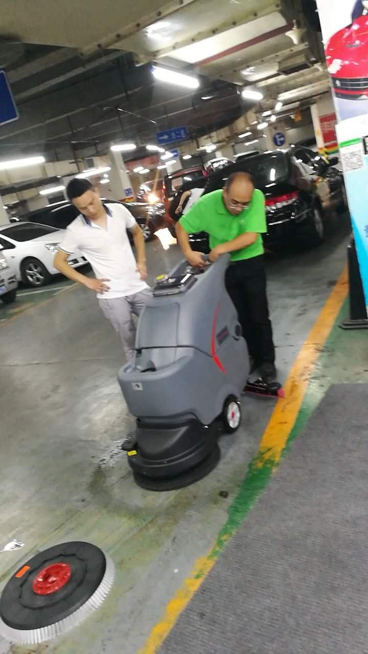工廠車間環氧地面不好清洗怎么辦？洗地機是個好幫手